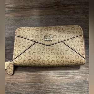 NWOT Guess zip around wallet